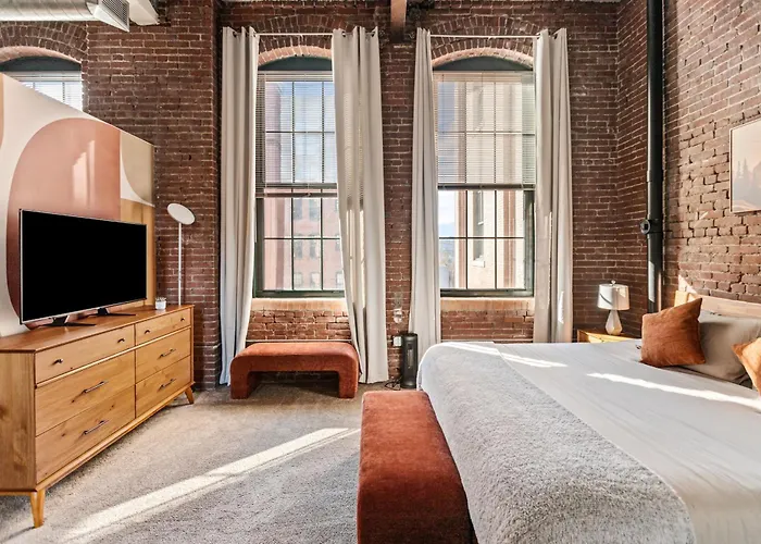 Luxury Industrial 2 Bedroom 2 Full Bath Strip District & Riverwalk *
