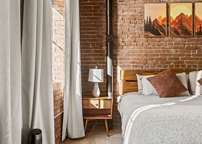 Apartment Luxury Industrial 2 Bedroom 2 Full Bath Strip District & Riverwalk *