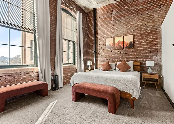 Apartment Luxury Industrial 2 Bedroom 2 Full Bath Strip District & Riverwalk