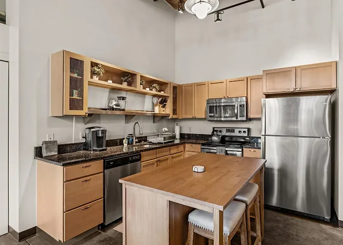 Apartment Luxury Industrial 2 Bedroom 2 Full Bath Strip District & Riverwalk