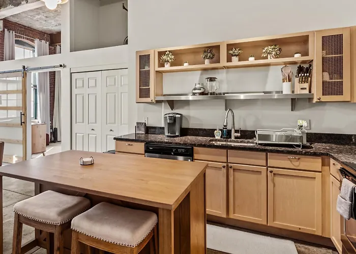 Luxury Industrial 2 Bedroom 2 Full Bath Strip District & Riverwalk